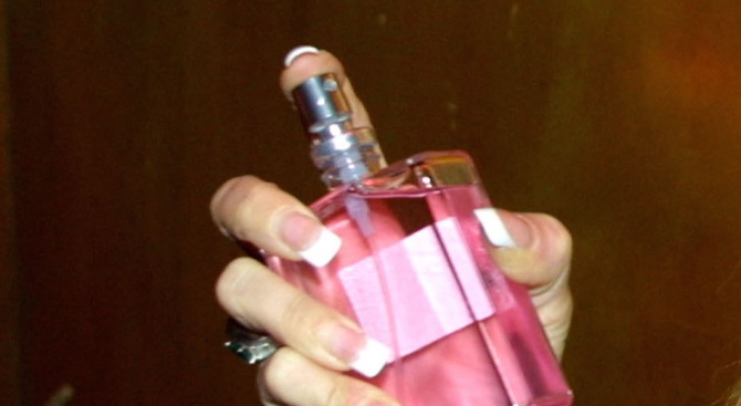 25 опаковки парфюм, скрити във "Фолксваген Голф" с българска регистрация,