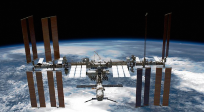 Екипажът на Международната космическа станция (МКС) вчера изведе в орбита