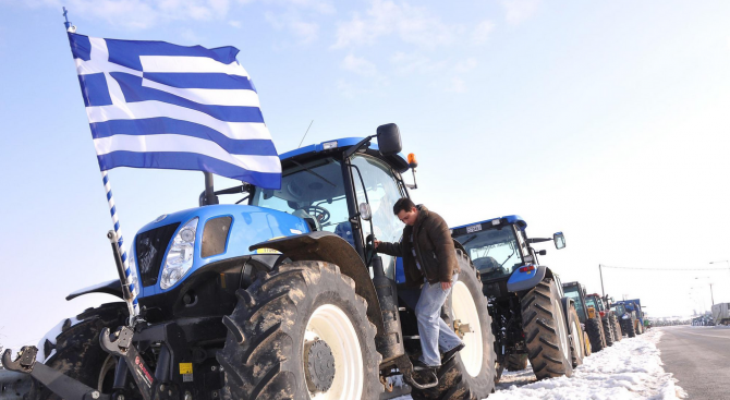 Гръцки фермери блокираха с трактори пътя Серес-Солун и обявиха, че