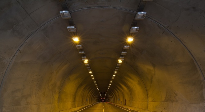 Шофьорите да карат с повишено внимание в тунел "Мало Бучино"