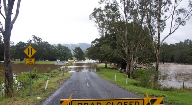 Необичайно тежки наводнения заляха североизточната част на Австралия, където мусонните