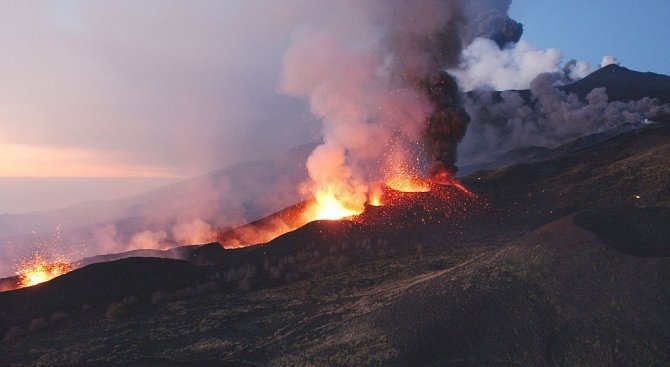 Един от най-активните вулкани в Индонезия Карангетанг продължава да бълва