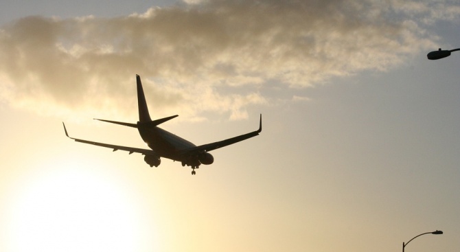 Бомбена заплаха върна принудително норвежки пътнически самолет на летището в