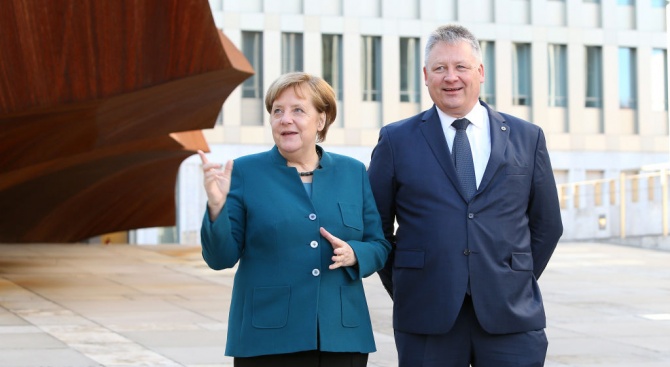 Германският канцлер Ангела Меркел откри днес официално новата централа на