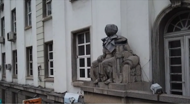 Главите на статуи на площад „Славейков” бяха опаковани в чували,