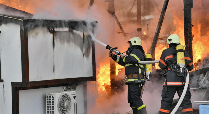 Пожарникарите на 2018 г. комисар Иван Панайотов и младши инспектор
