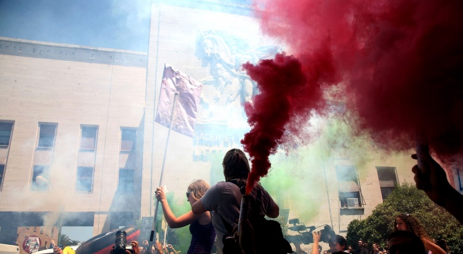Най-големите италиански профсъюзи организират днес демонстрация в Рим, съобщава в.