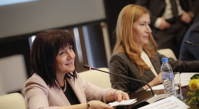 Председателят на Народното събрание Цвета Караянчева приветства участниците в конференцията