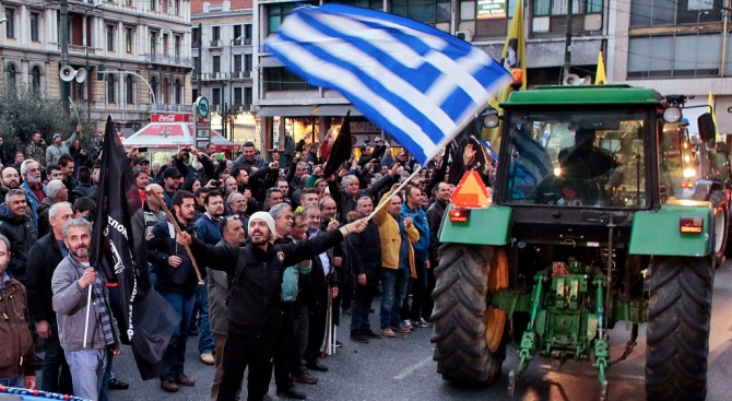 Около 600 трактора блокираха днес различни пътища в Гърция, най-вече