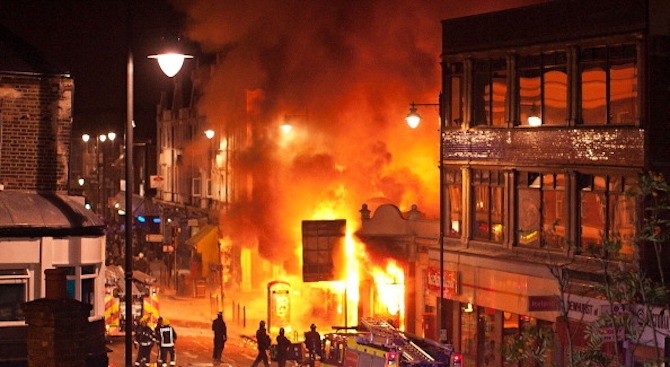 Британската полиция съобщи, че пожарната служба в Стафордшър се бори