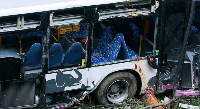 14 души достигна броят на жертвите от жестоката автобусна катастрофа,