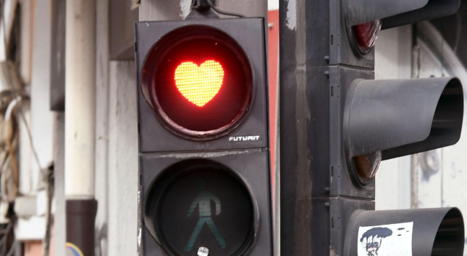 Светофарните уредби в центъра на София са декорирани със сърца