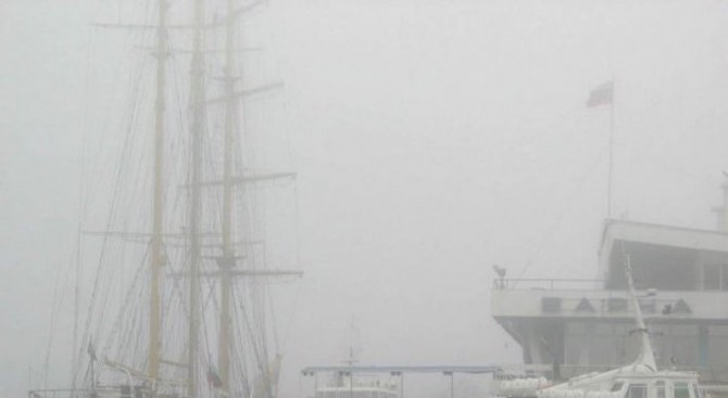 Пристанище Варна е затворено за маневриране поради мъгла, информират от