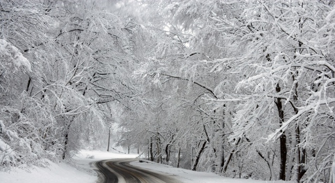 Снегопочистване и снегонавявания затвориха редица пътни артерии от републиканската пътна