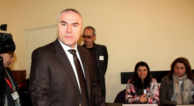 Вицепремиерът Красимир Каракачанов нагло лъже в ефир, че неговата концепция