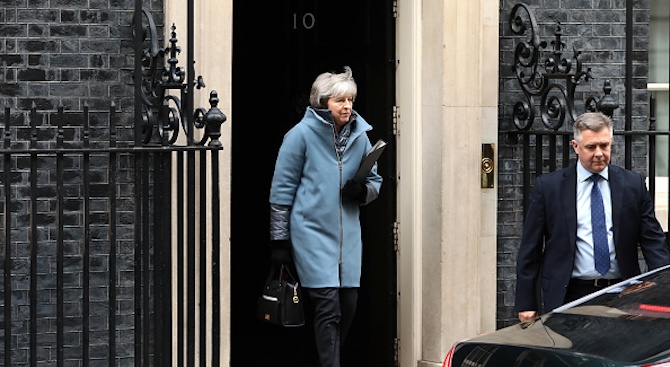 Британският премиер Тереза Мей обмисля план, при който излизането от