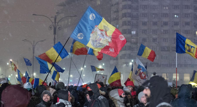 Хиляди румънци скандираха снощи в Букурещ и други градове в