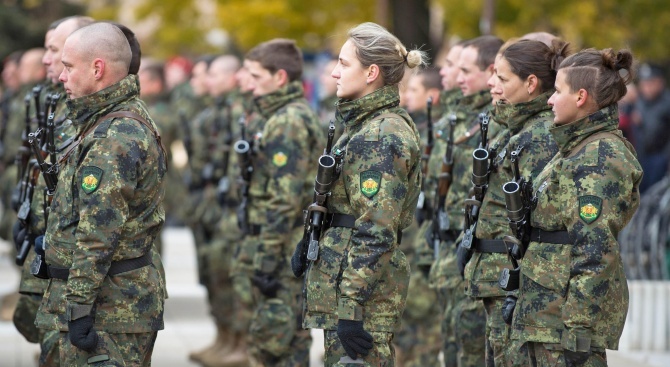 Сръбското правителство, което засилва военната мощ на страната, отново въведе