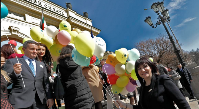 Десетки балони полетяха пред централния вход на Народното събрание като