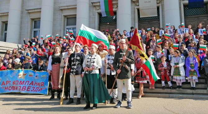 Над двеста деца в народни носии рецитираха „Аз съм българче“
