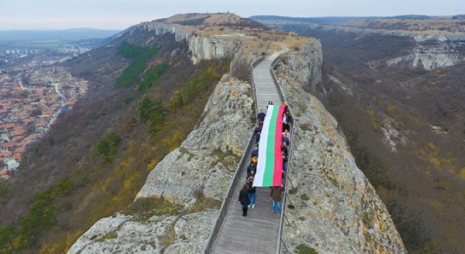 По повод националния празник на България Младежи ГЕРБ подариха 12-метров