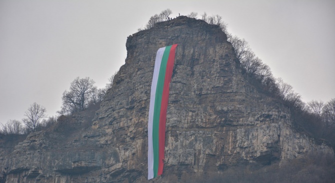 Алпинисти спуснаха 70 метрово знаме над Искърското дефиле. За шеста