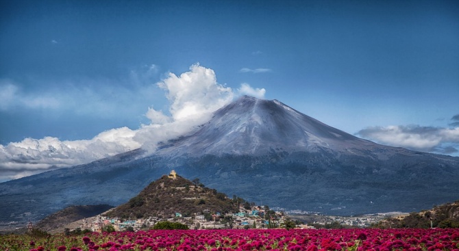 Вулканът Попокатепетъл в Мексико изригна с мощна експлозия, която озари