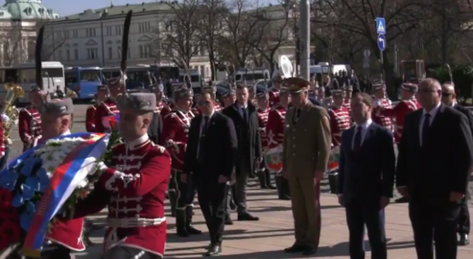 Визитата на руския премиер Дмитрий Медведев започна с церемония по