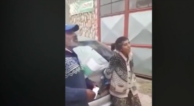 Видео, което показва как полицай се опитва да свали номерата