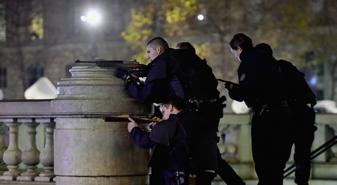 Френски полицаи от подразделение със специално преназначение убиха бременната жена