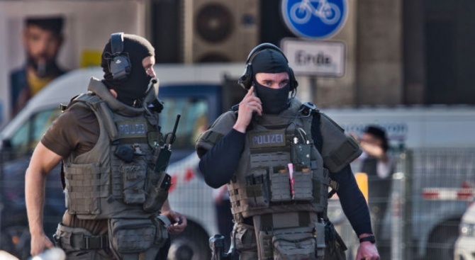 Германските власти издирват трима заподозрени, нападнали днес превозващ пари камион