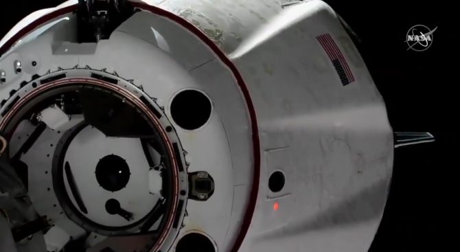 Американският космически кораб "Дракон", който извършва тестови полет в безпилотен