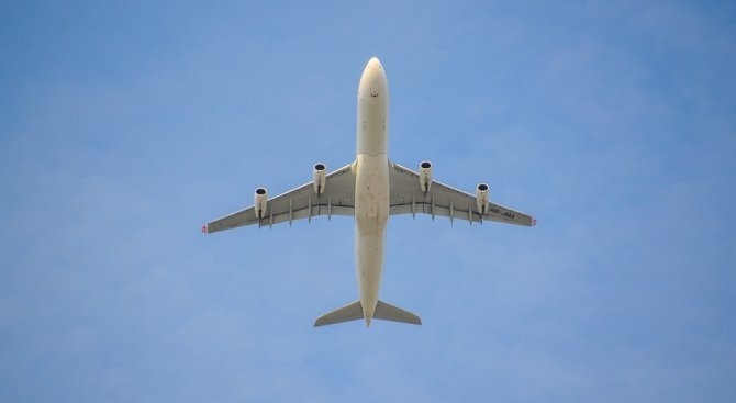 Пътници бяха евакуирани по надуваеми пързалки, след като канадски самолет