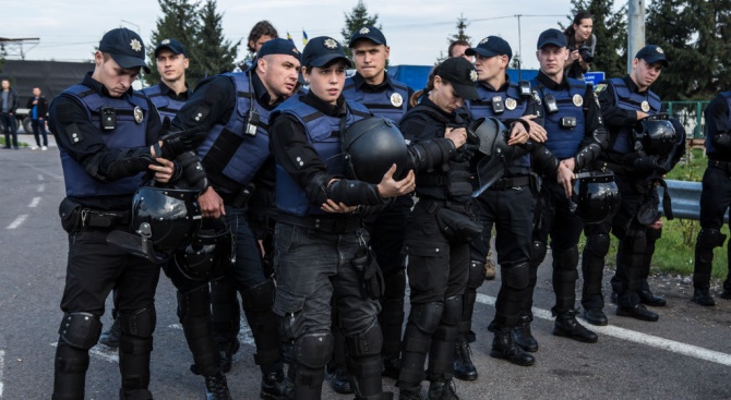 Украинската полиция съобщи, че 15 служители на реда са пострадали