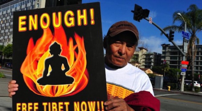Тибетски активисти разлепиха плакати и издигнаха тибетското знаме в индийската