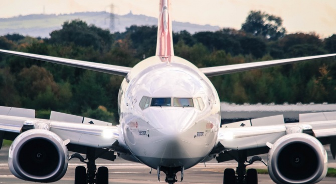 Акциите на авиокомпанията "Боинг" се сринаха след самолетната катастрофа в