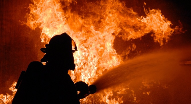 Пожарникари са гасили тази нощ голям пожар във Враца. Запалила