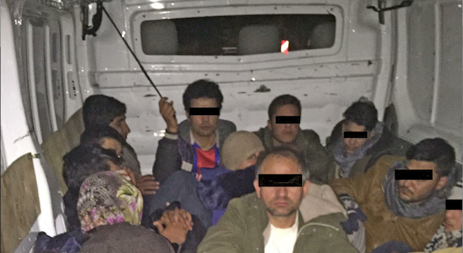 Полицията в Северна Македония е заловила 43 нелегални мигранти, движещи