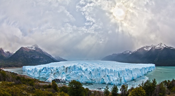 Два айсберга се откъснаха от ледника Грей в чилийска Патагония