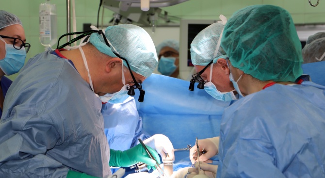 Смесен екип от хирурзи и анестезиолози на Военномедицинска академия (ВМА)