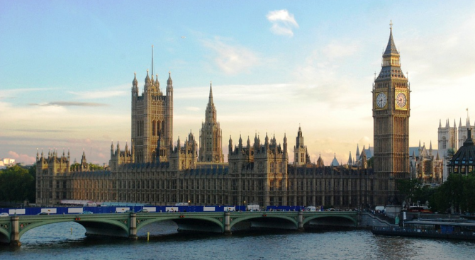 Британските депутати отхвърлиха днес поправка, призоваваща правителството да отложи Брекзит