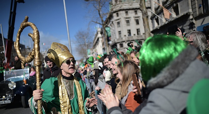 Ирландците по света отбелязват Деня на Свети Патрик. Той е