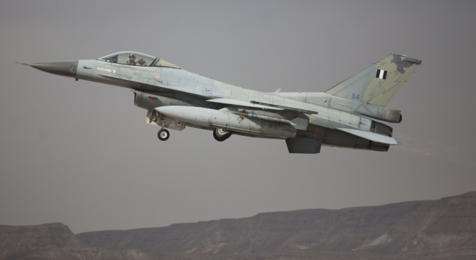 Изтребители на гръцките военновъздушни сили (ВВС) прелетяха над Атина, написа