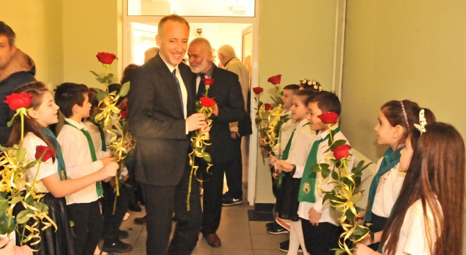 Министърът на образованието и науката Красимир Вълчев е на двудневно