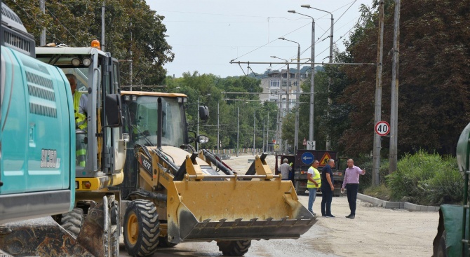 В община Ловеч се извършват текущи ремонти на пътната и