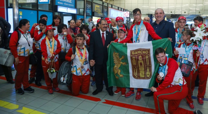 Заместник-министърът на младежта и спорта Стоян Андонов посрещна на летище