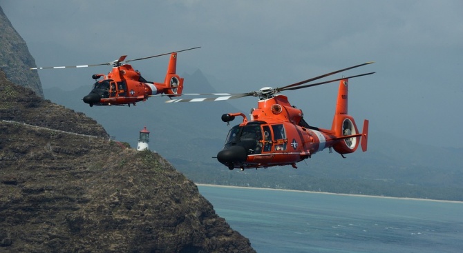 Спасителни хеликоптери евакуират хора от круизния кораб, претърпял повреда на