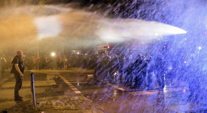 Мароканската полиция използва водни оръдия тази нощ, за да разпръсне