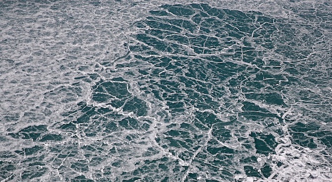 Ледът върху езерото Мичиган се натроши като стъкло след дългоочакваното