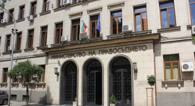 Зам.-министър Десислава Ахладова е била назначена като временно изпълняващ министър